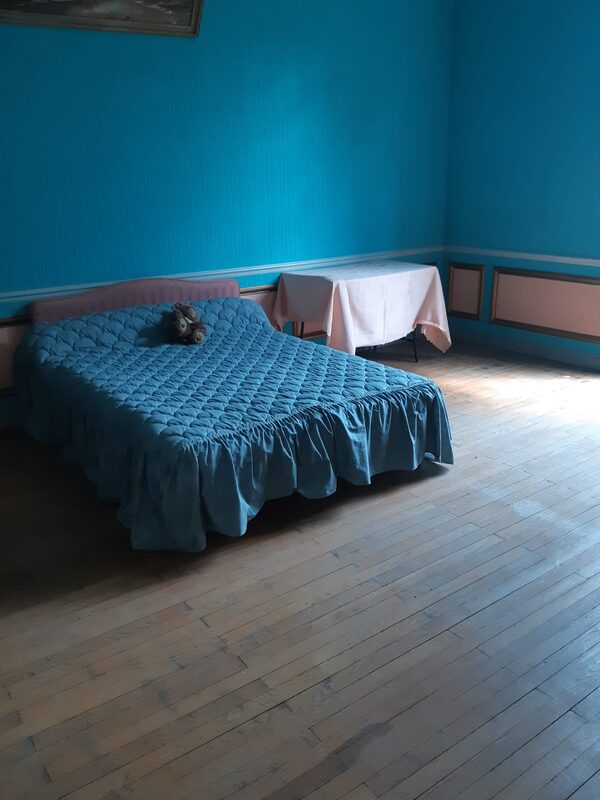 Chambre meublée avant débarras dans une grande maison en Île-de-France