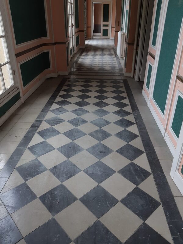 Couloir en damier d'une grande demeure après débarras