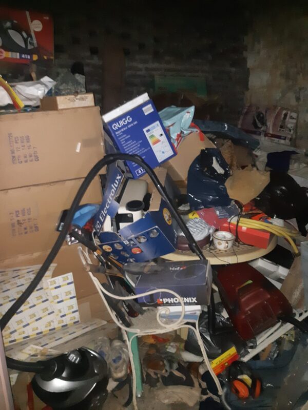 Dépendances encombrées avant débarras