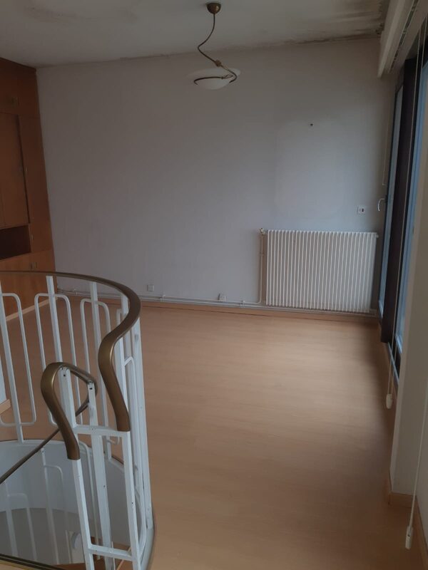 Duplex vidé au Pecq, escalier en colimaçon