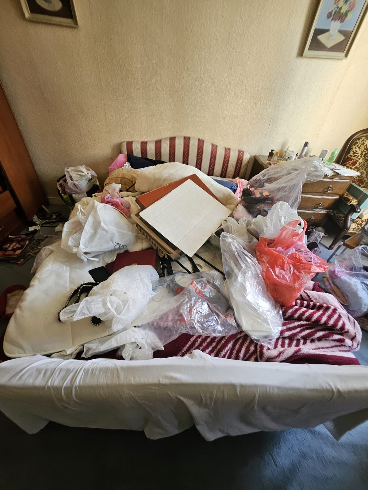 Chambre encombrée avant débarras : le volume détermine le prix