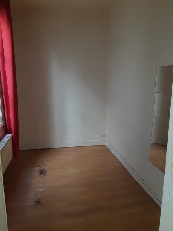 Appartement vidé par Vide Appart' à Paris 6e, cheminée en marbre et parquet