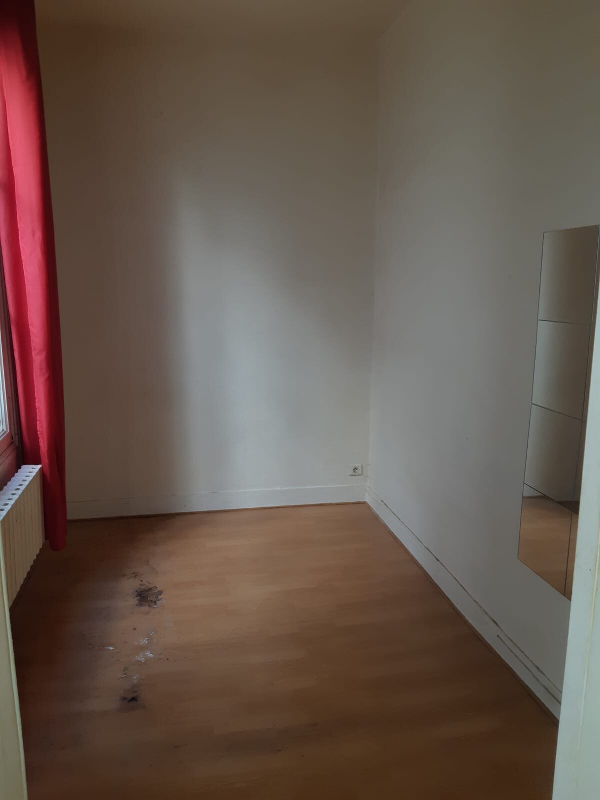 Appartement parisien vidé, cheminée en marbre